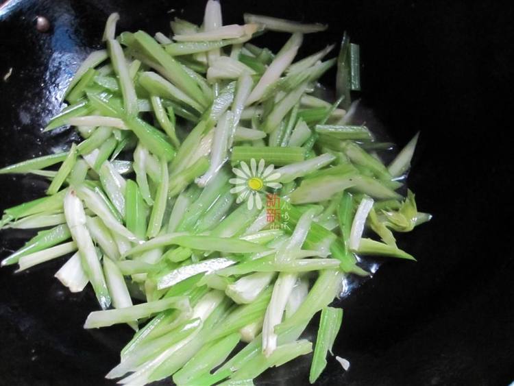 清炒西芹步骤4
