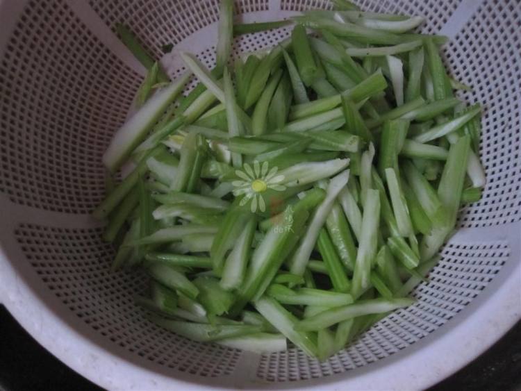 清炒西芹步骤1