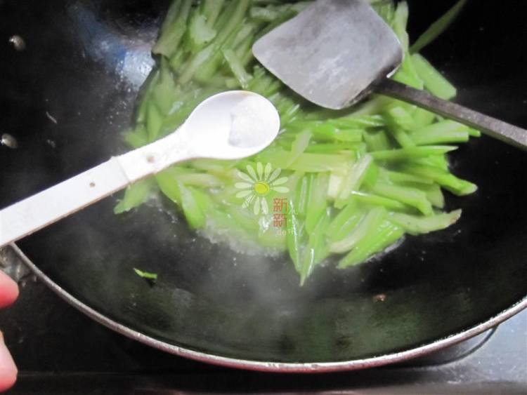 清炒西芹步骤5