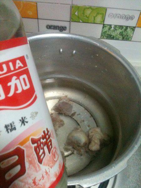 果蔬骨头汤步骤2