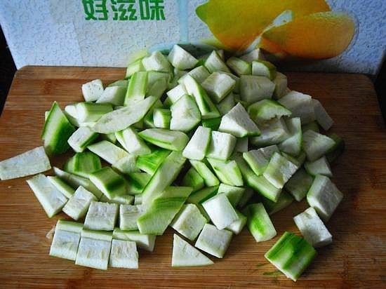 番茄丝瓜丁步骤2