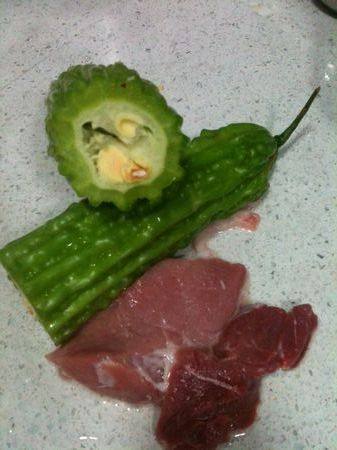 苦瓜肉片汤步骤1