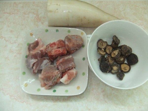 萝卜香菇排骨汤步骤1