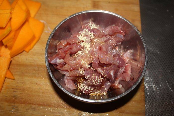 肉丝炒南瓜片步骤3