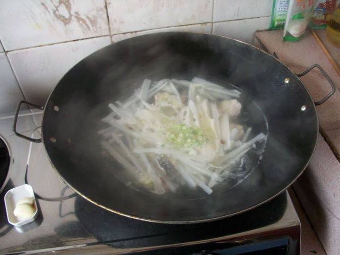 萝卜丝斑鱼汤步骤5