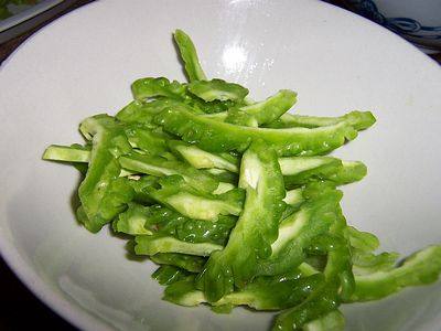 炝拌苦瓜步骤3