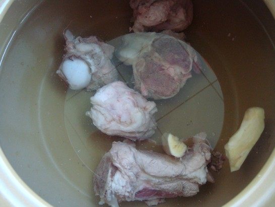 山药胡萝卜筒骨汤步骤3