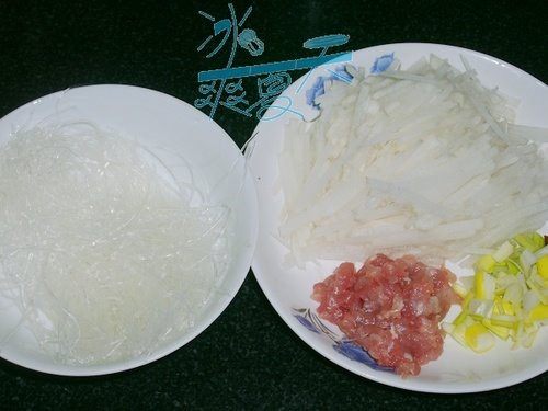 肉末萝卜粉步骤1