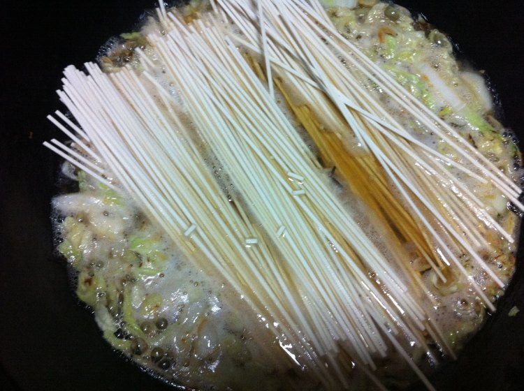 白菜虾皮面条汤步骤7