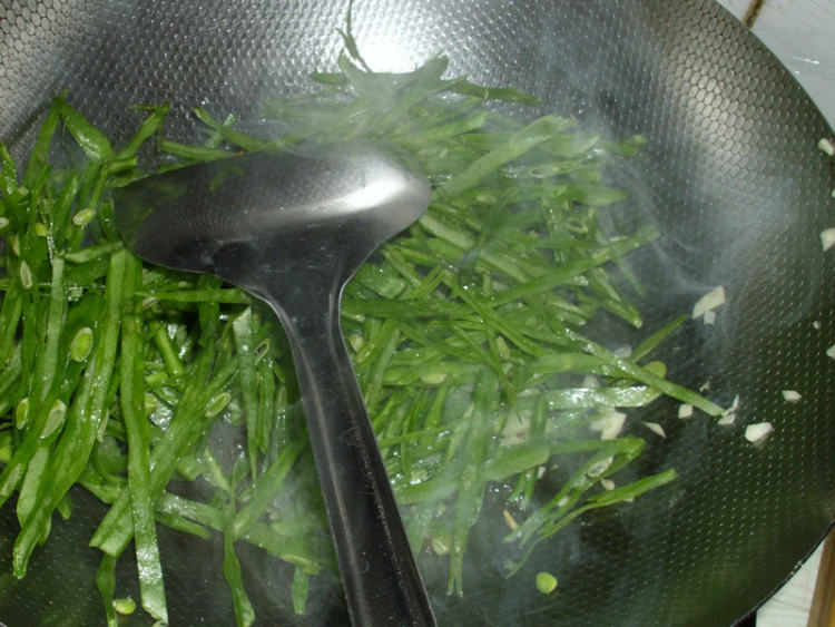 蒜香扁豆丝步骤4