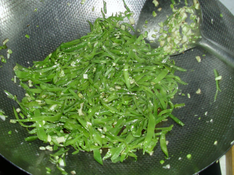 蒜香扁豆丝步骤7