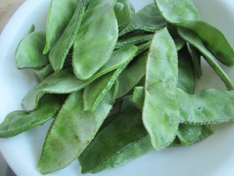 扁豆炒肉片步骤1