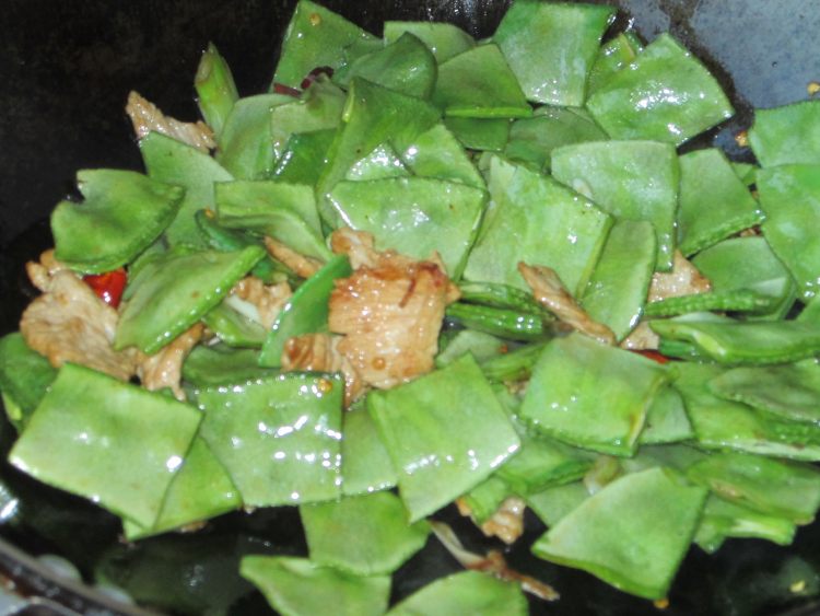 扁豆炒肉片步骤8