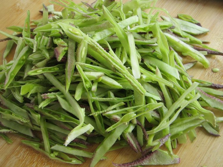 花生碎炒扁豆丝步骤2
