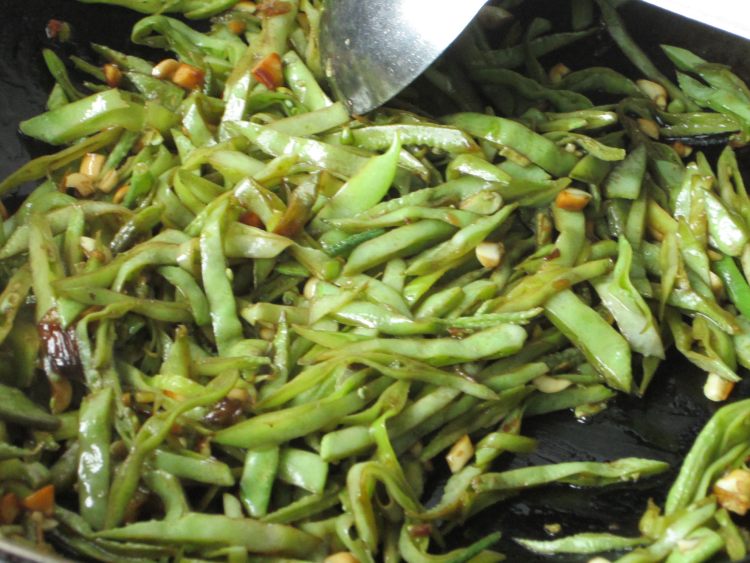 花生碎炒扁豆丝步骤10