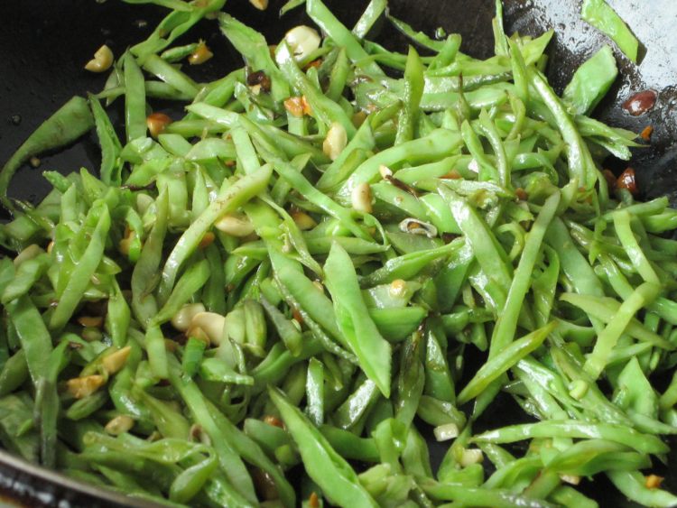 花生碎炒扁豆丝步骤9