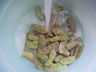 萝卜干炒扁豆步骤2