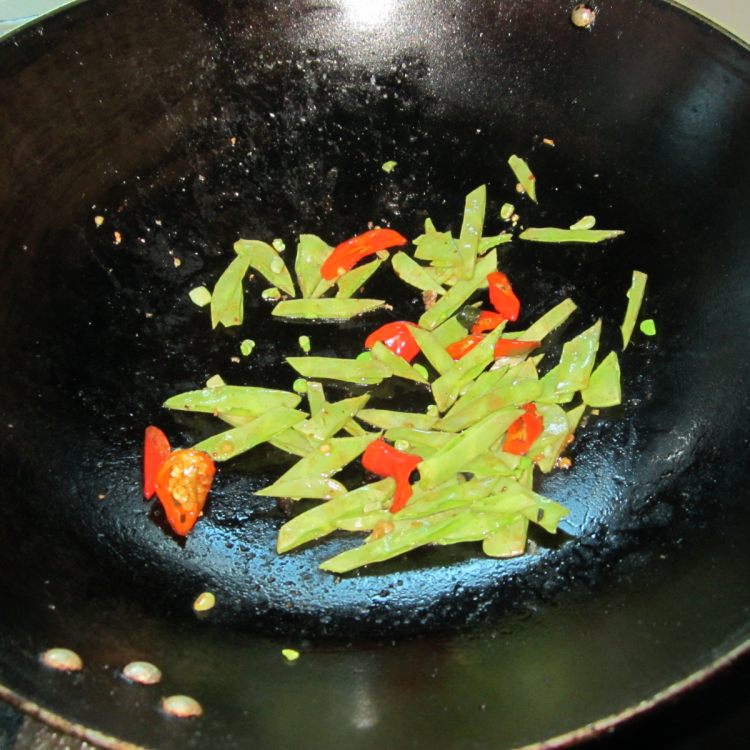 扁豆炒粉步骤4