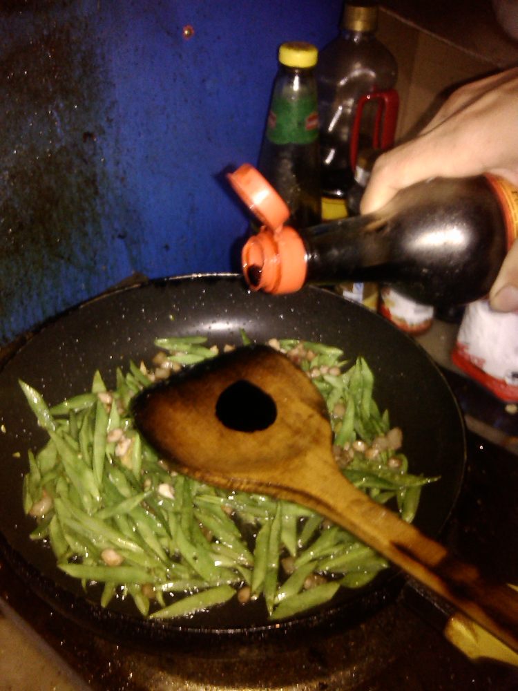 扁豆炒肉丝步骤7