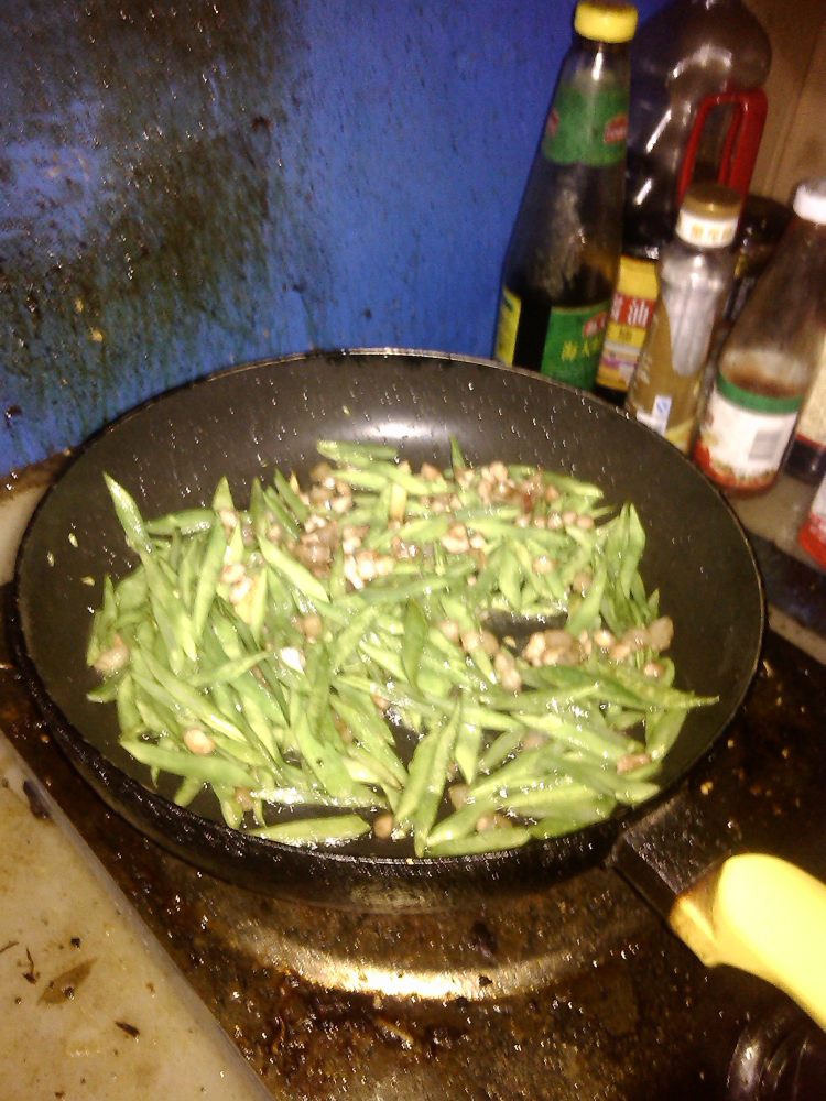 扁豆炒肉丝步骤6