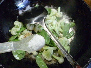 扁豆炒花菜步骤7