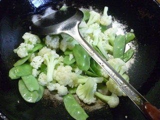 扁豆炒花菜步骤5