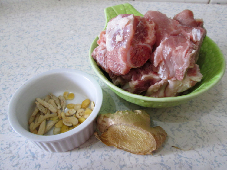 扁豆麦冬煲排骨步骤1
