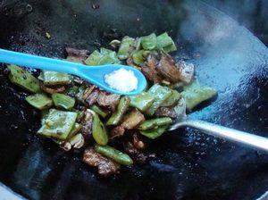 豆豉五花肉炒扁豆步骤8