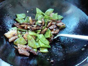 豆豉五花肉炒扁豆步骤7
