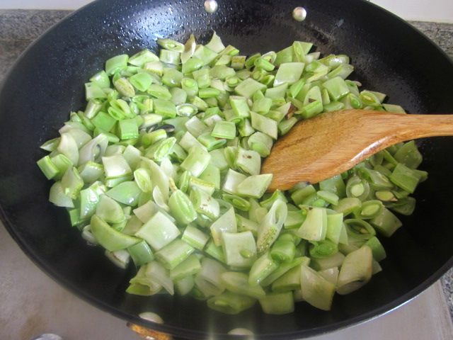 蚝油白菜扁豆步骤1