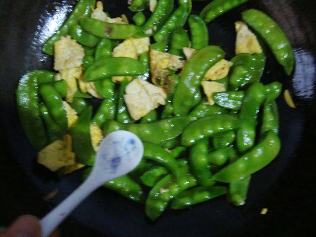 鸡蛋炒扁豆步骤8