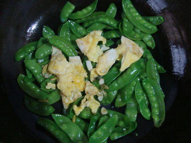 鸡蛋炒扁豆步骤7