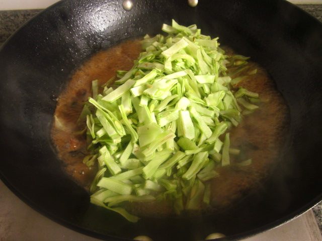 酱肉扁豆丝步骤4