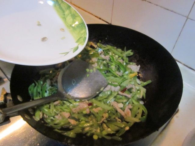 扁豆木耳炒肉步骤11