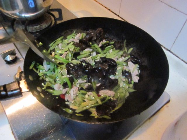 扁豆木耳炒肉步骤12
