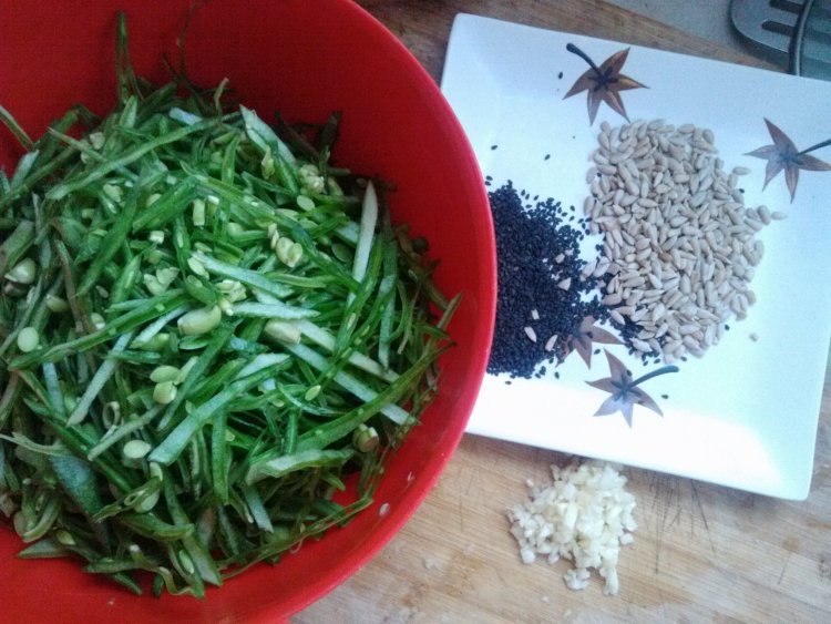 葵花籽芝麻炒扁豆丝步骤1
