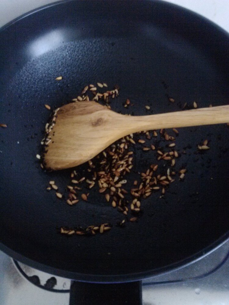 葵花籽芝麻炒扁豆丝步骤2