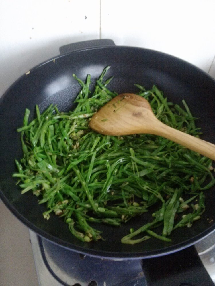 葵花籽芝麻炒扁豆丝步骤4