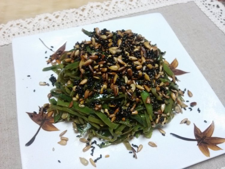 葵花籽芝麻炒扁豆丝步骤6