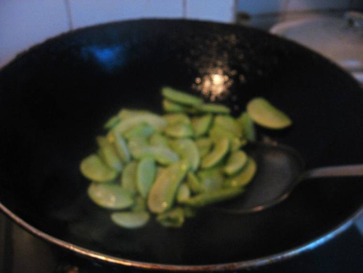 鲜虾扁豆步骤2