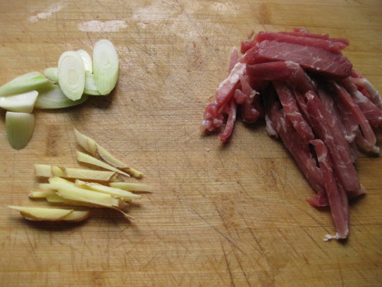 肉丝炒扁豆步骤3