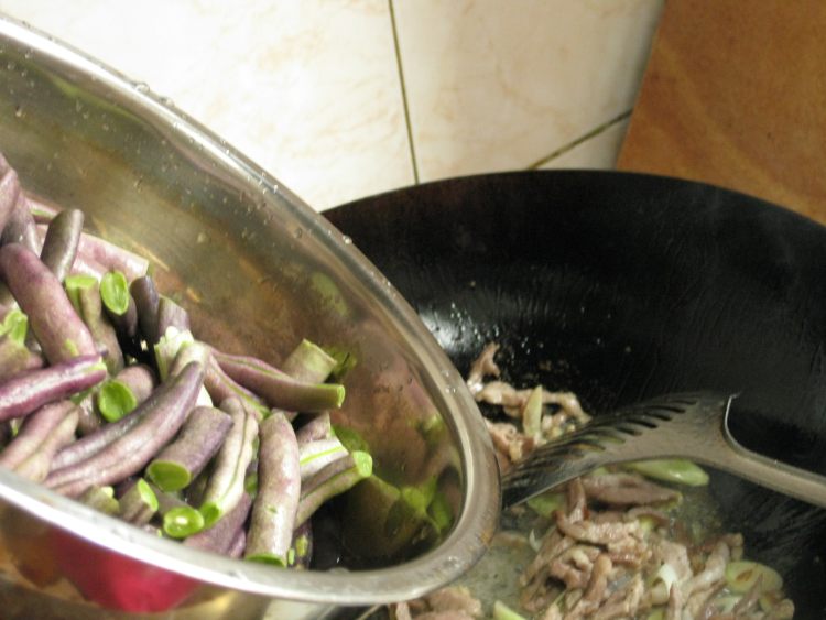 肉丝炒扁豆步骤8