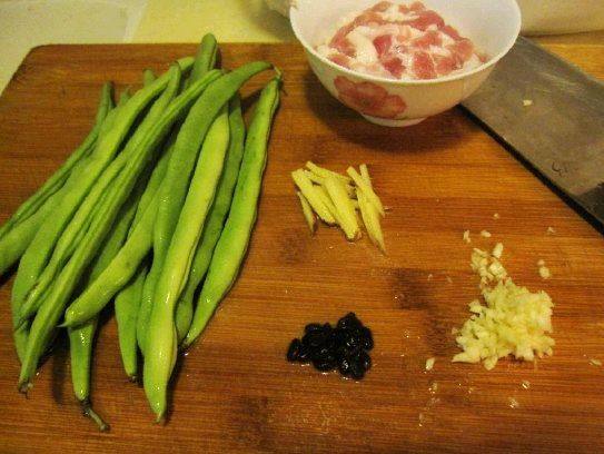 豆豉花肉炒扁豆步骤1