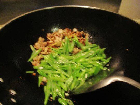 豆豉花肉炒扁豆步骤5
