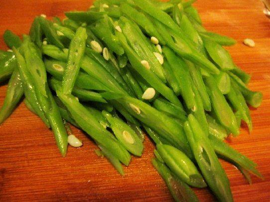 豆豉花肉炒扁豆步骤2