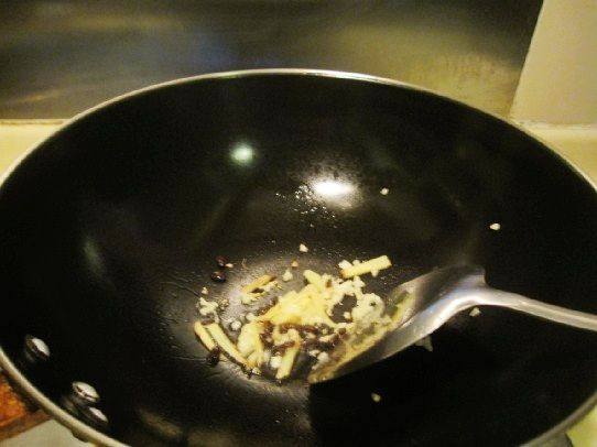 豆豉花肉炒扁豆步骤3