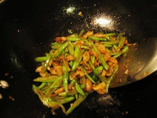 豆豉花肉炒扁豆步骤6