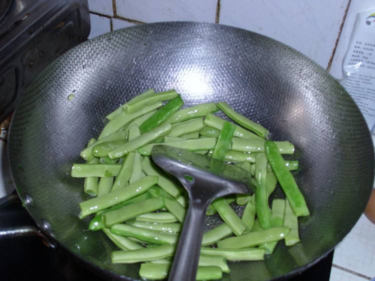 干煸肉粒扁豆步骤3