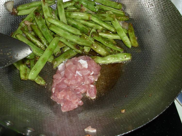 干煸肉粒扁豆步骤5