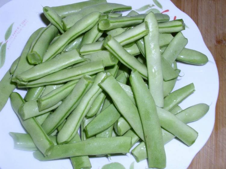 干煸肉粒扁豆步骤1